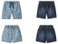 Vier kinderdenimshorts in licht- en donkerblauw, met elastische tailleband.
