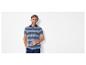 Herenshirt met strepen en jeans.