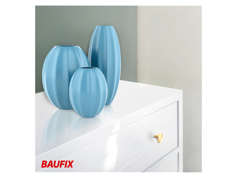 Decoratieve blauwe vazen op een wit BAUBIX meubel.