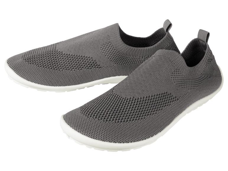 Twee paar grijze gebreide schoenen.