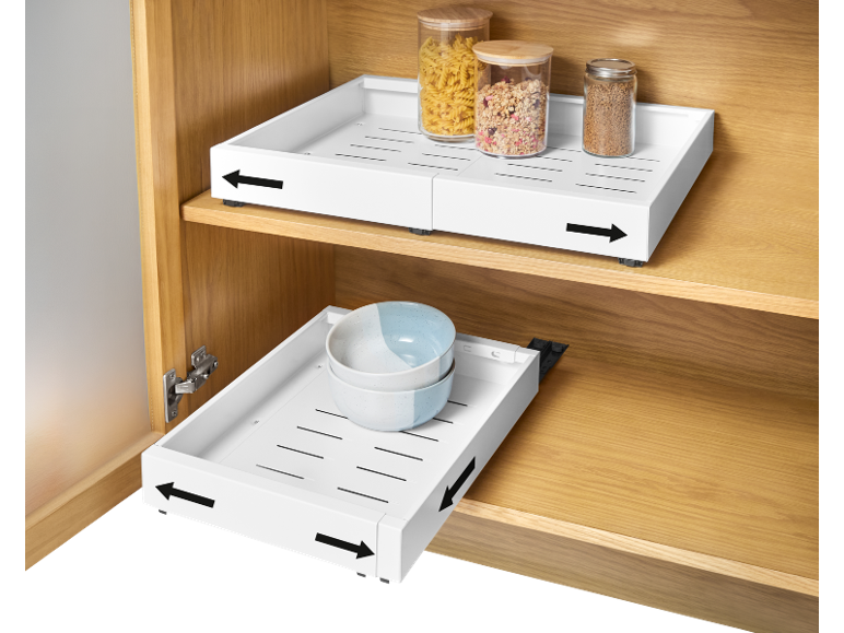 Uitschuifbare kastorganizers met voedselpotten en kommen op houten planken.