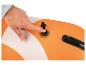 Hand drukt zwarte klep in op oranje-wit opblaasbaar item.