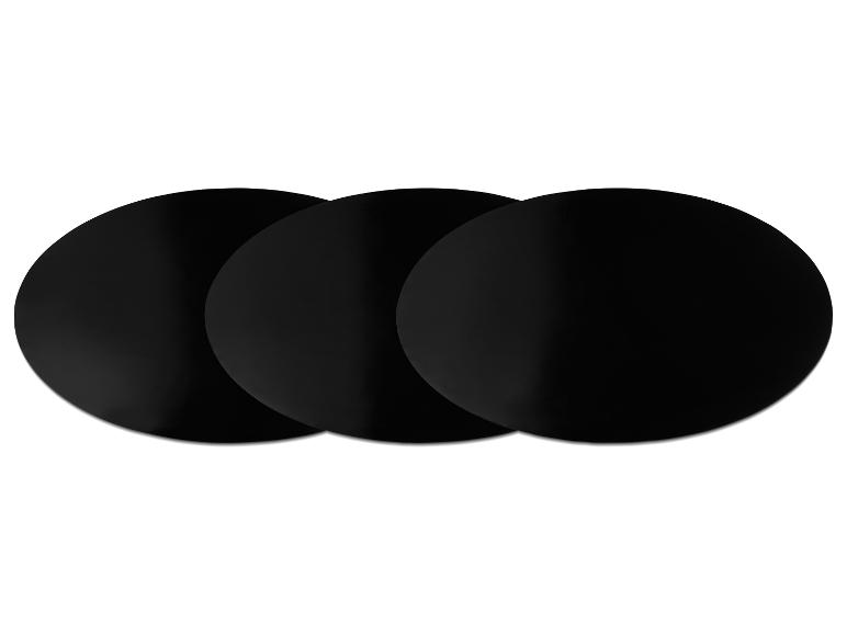 Drie zwarte ronde placemats.