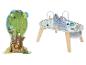Twee houten kinderspeelgoed: een boomhut en een activiteitentafel met zeethema.