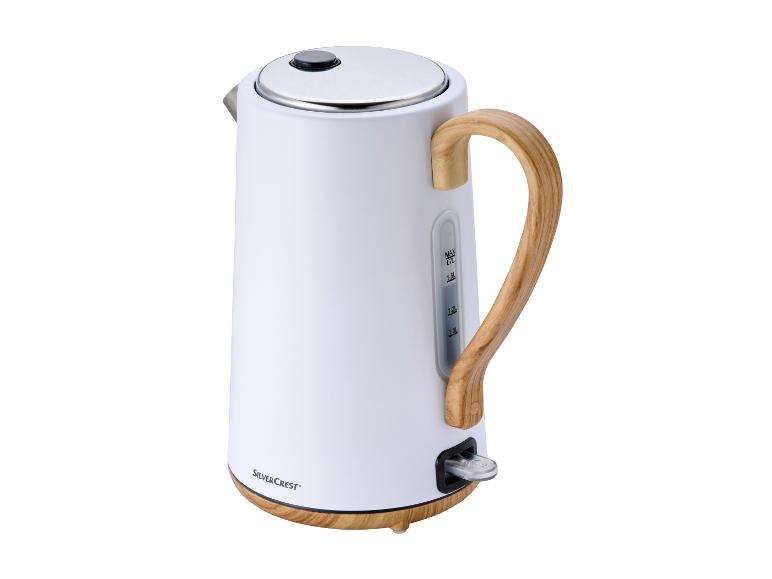 Witte waterkoker van SilverCrest met houten handvat.