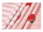 Roze gestreepte stof met watermeloenprint, ideaal voor beddengoed of zomerkleding.