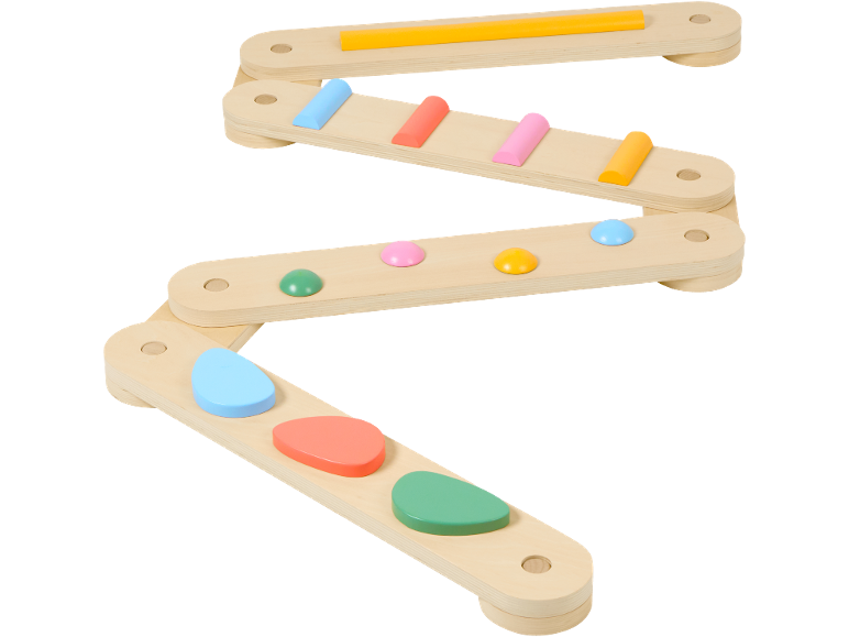 Houten balansbord met kleurrijke elementen in verschillende vormen.