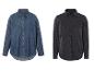 Twee denim overhemden, een blauwe en een zwarte.