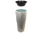 Witte regenton met messing kraan en zwarte plantenbak