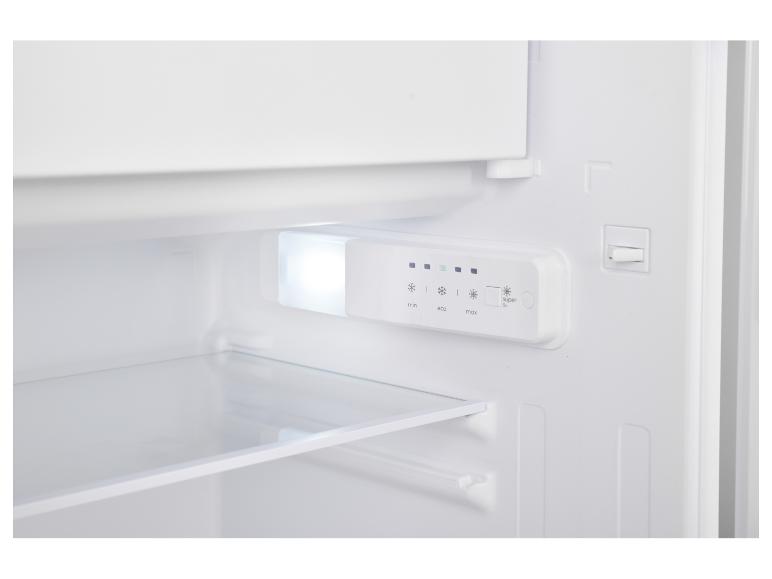 Binnenaanzicht van een koelkast met een verlicht bedieningspaneel dat temperatuurinstellingen toont.