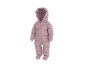 Roze baby sneeuwpak met capuchon en een kleine berenborduring.