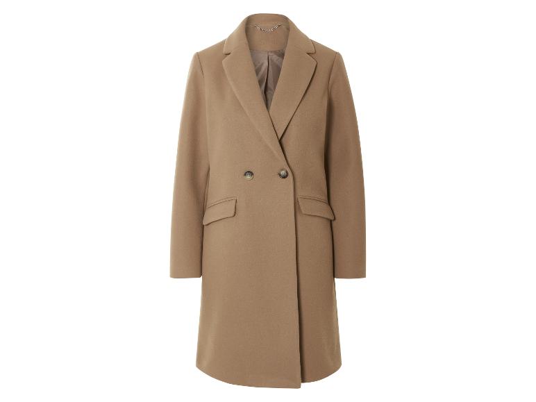 Lange beige damesjas met dubbele knoopsluiting.