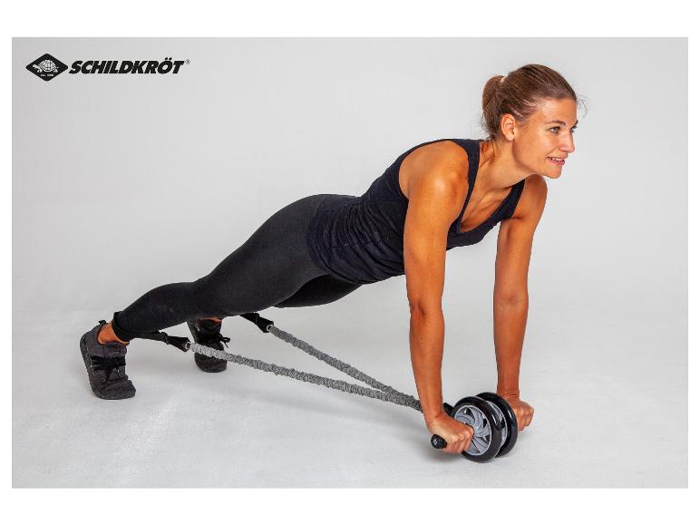 Vrouw traint met trainingsrollen en weerstandsband van Schildkröt.