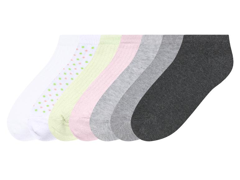 Zes paar korte sokken: wit met stippen, lichtgroen, roze, lichtgrijs, donkergrijs.
