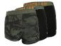 Drie herenboxershorts: één camouflage, twee zwarte, met groene taillebanden met tekst.