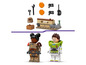 Lego minifiguren van Buzz Lightyear en een Star Wars personage met accessoires.