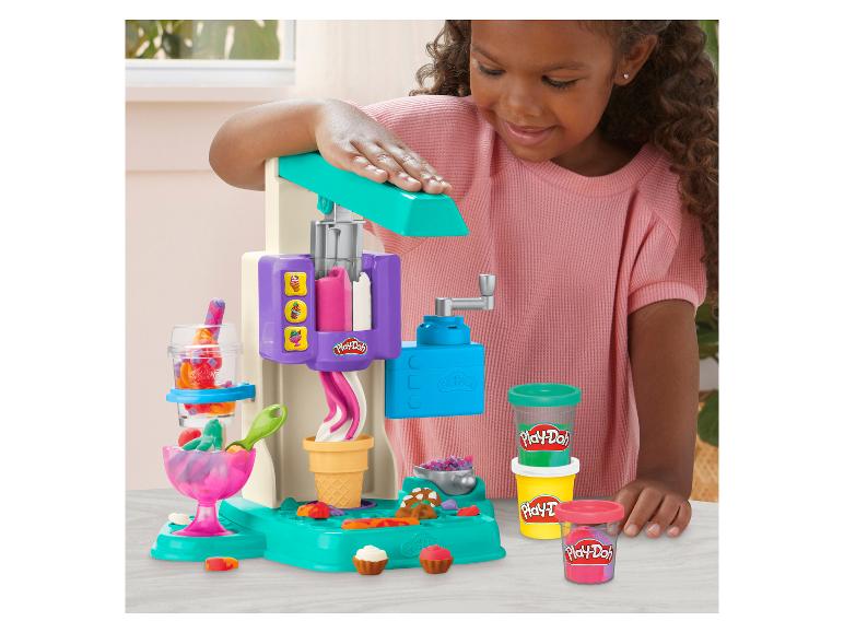 Kind speelt met een Play-Doh ijsspeelset.
