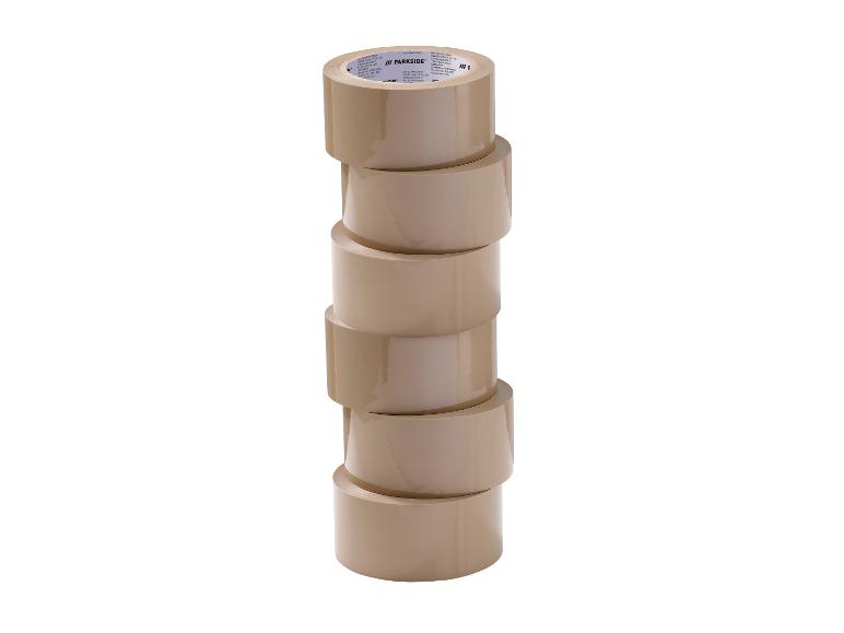 Stapel van zes rollen bruine PARKSIDE verpakkingstape op een witte achtergrond.