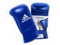 Blauwe Adidas bokshandschoenen met Aeroready technologie.