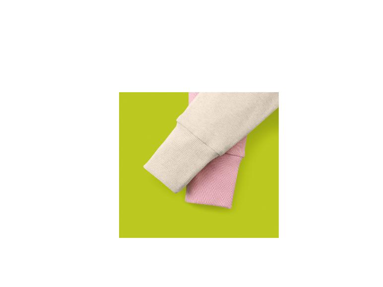 Twee geribbelde stoffen mouwen, één crème en één roze, op een limoengroene achtergrond.