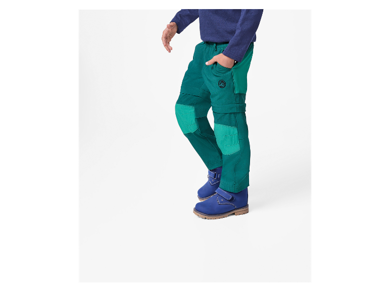 Kinderkleding: Groene broek met blauwe laarzen.