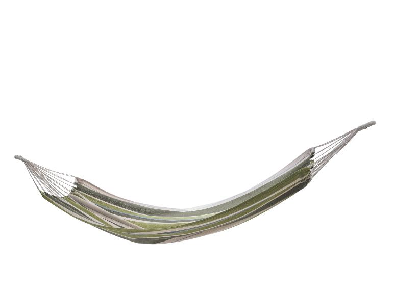 Gestreepte stoffen hangmat in groene, witte en blauwe kleuren, geïsoleerd op een witte achtergrond.