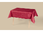 Rood tafelkleed met witte sterren op een houten tafel.