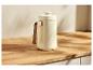 SILVERCREST® thermoskan in crème met handvat in houtlook op een houten oppervlak
