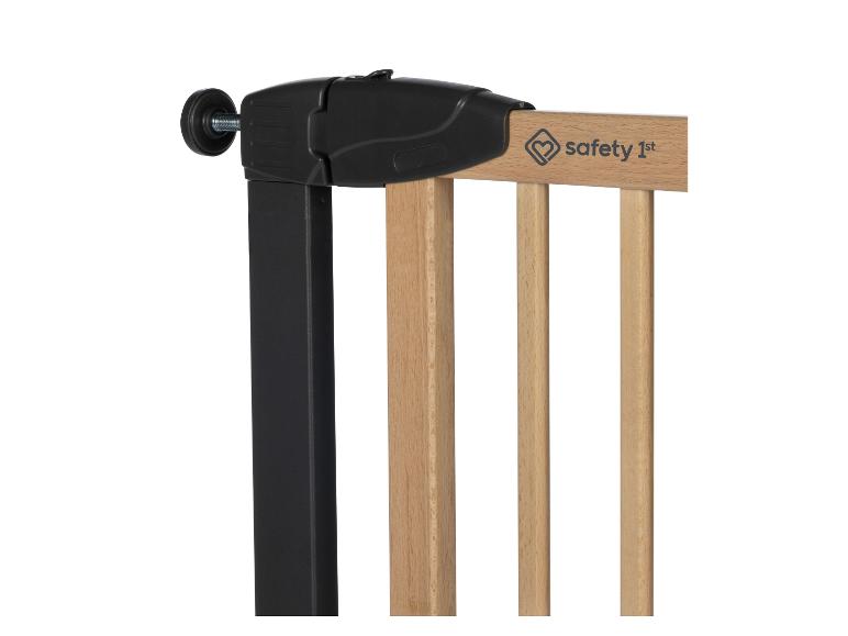Houten kinderbeveiligingshekje met een zwart vergrendelingsmechanisme.