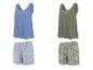 Twee sets dames nachtkleding: blauwe tanktop met gestreepte shorts en groene tanktop met bloemen shorts.