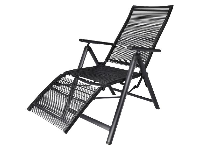 Zwarte opklapbare ligstoel met voetensteun, perfect voor de tuin.