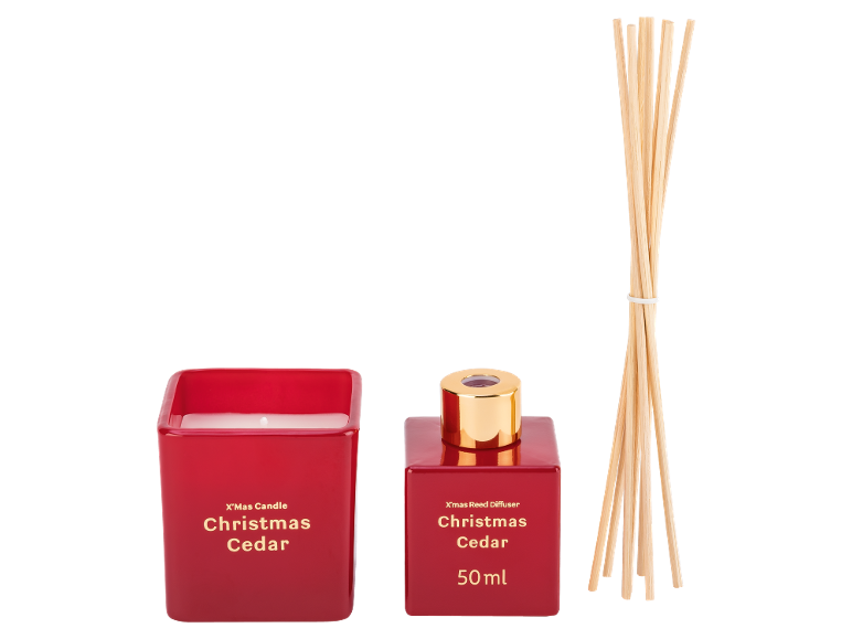 Rode kerstkaars en geurdiffuser 'Christmas Cedar' met stokjes.