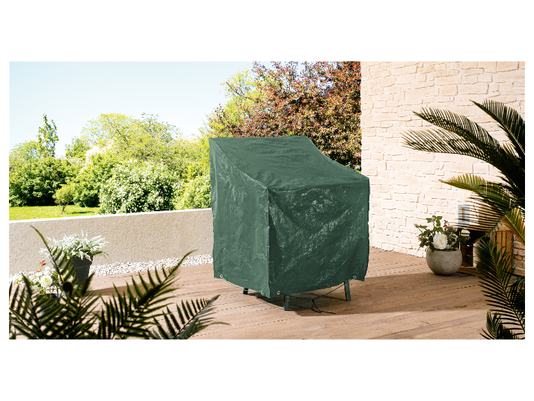 Een donkergroene meubelhoes beschermt een buitenstoel op een houten terras.