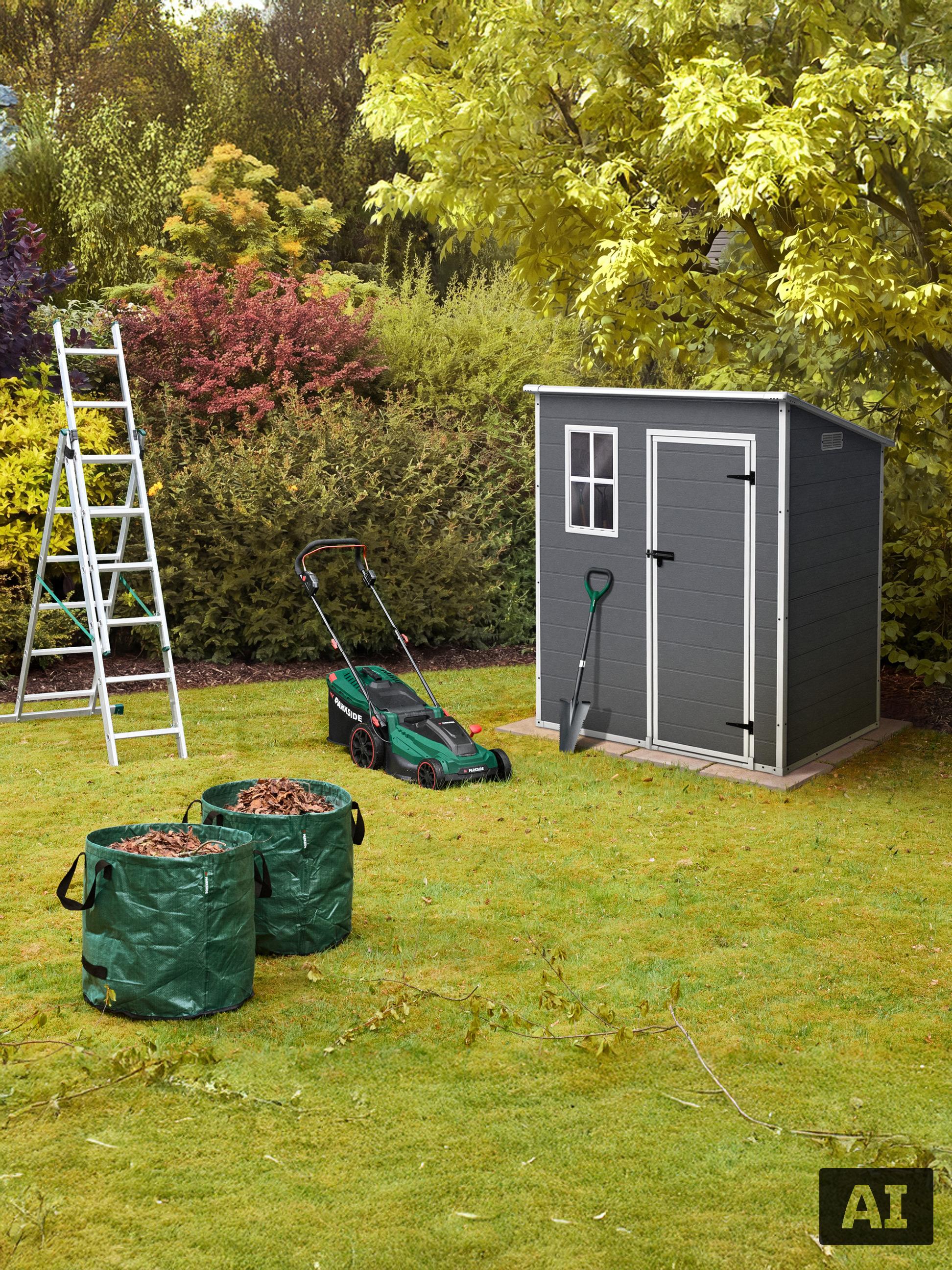 Een grasmaaier, ladder, tuinhuisje en twee blad zakken op een gazon.
