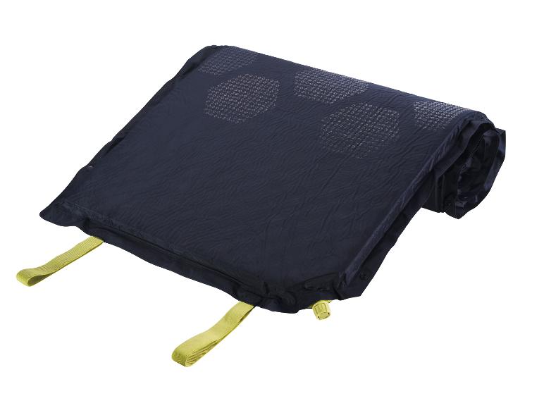 Donkerblauwe, opblaasbare campingmat, compact opgevouwen.