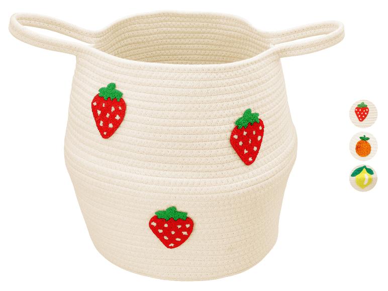 Crèmekleurige opbergmand met handvatten en geborduurde aardbeien.