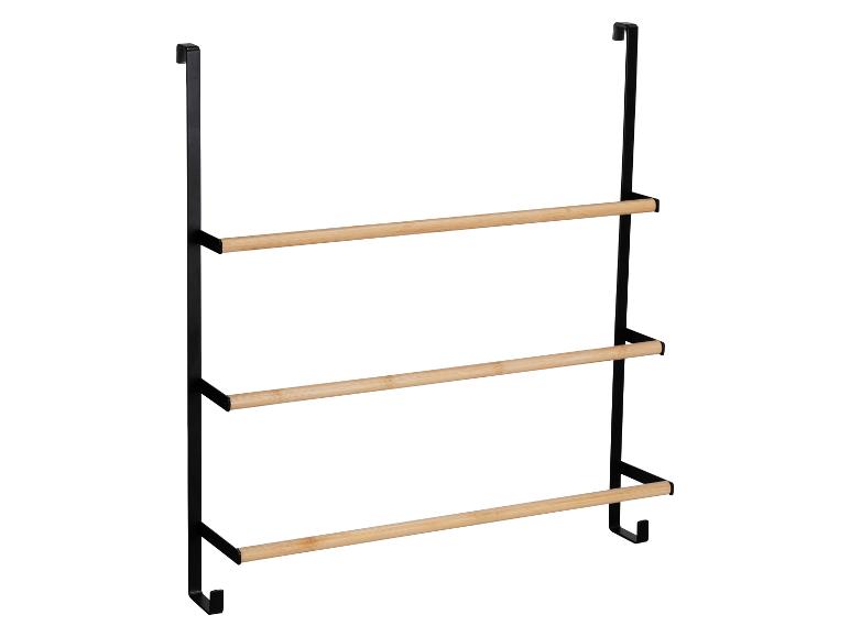 Een zwarte handdoekhouder met drie houten rails.