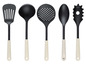 Een set van vijf zwarte keukengerei met beige handvatten, waaronder een spatel, een soeplepel, een schuimspaan, een lepel en een pastaschep.
