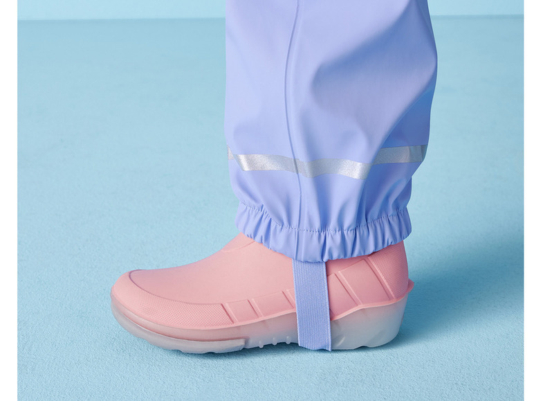 Paarse regenbroek met reflecterende strepen en roze regenlaarzen.