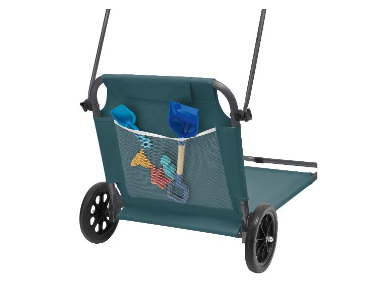 Strandkar met teal stof en gaasvak met blauwe schepjes en zandvormpjes.