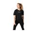 Vrouw in zwart sport T-shirt en legging