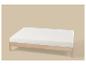 Houten bedframe met wit matras op een beige achtergrond.
