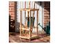 Houten tuinorganizer op wielen met diverse gereedschappen, een emmer en een gieter.