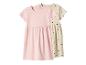 Roze en beige kinderjurkjes met korte mouwen, de beige met hartjespatroon.
