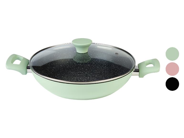 Groene pan met deksel.