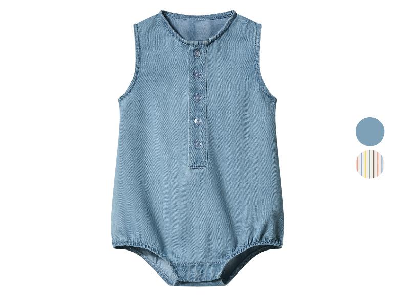 Lichtblauwe denim babyromper met knopen aan de voorkant en elastische details.