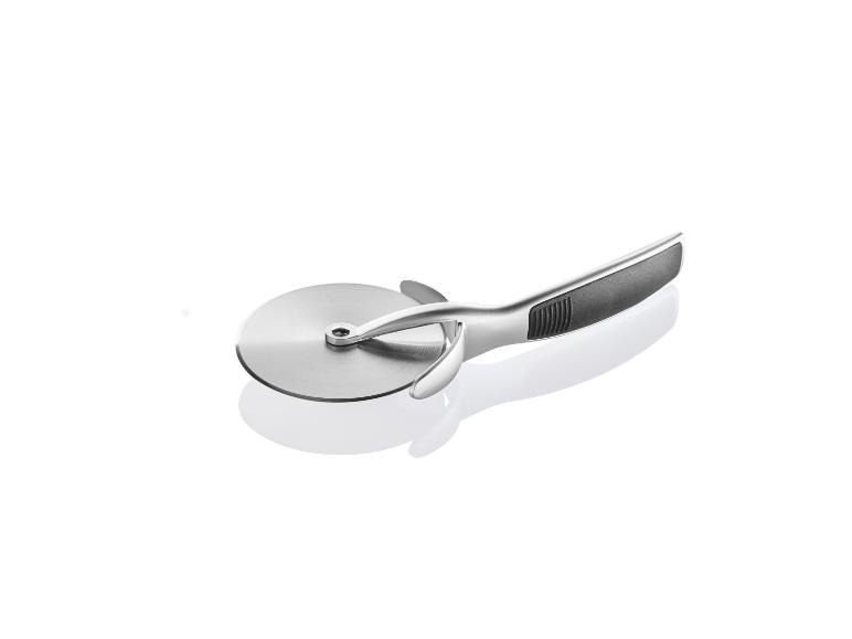 RVS pizzames met zwarte handgreep.