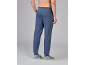 Man draagt blauwe joggingbroek en grijze sneakers.