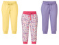 Drie joggingbroeken: één geel, één paars en één met een dierenprint.