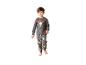 Jongetje in Halloween-pyjama met skelet en de tekst 'BOOO YA!'.